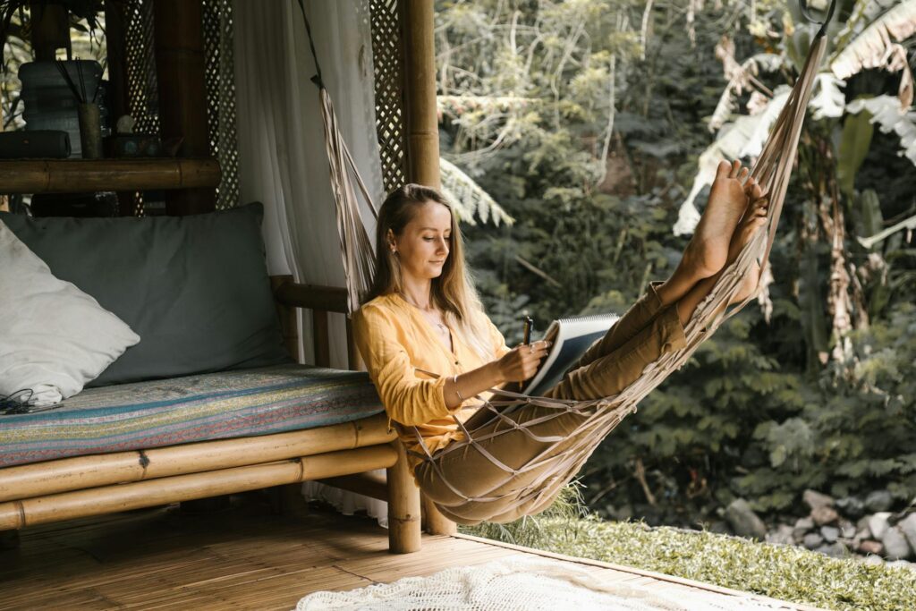 Orang menikmati ketenangan saat mempraktikkan gaya hidup slow living, seperti yang digambarkan dalam panduan lengkap ini.