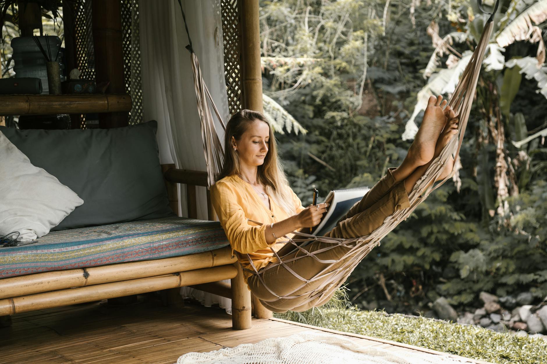Slow Living: Panduan Lengkap Raih Ketenangan Pikiranmu! Orang menikmati ketenangan saat mempraktikkan gaya hidup slow living, seperti yang digambarkan dalam panduan lengkap ini.